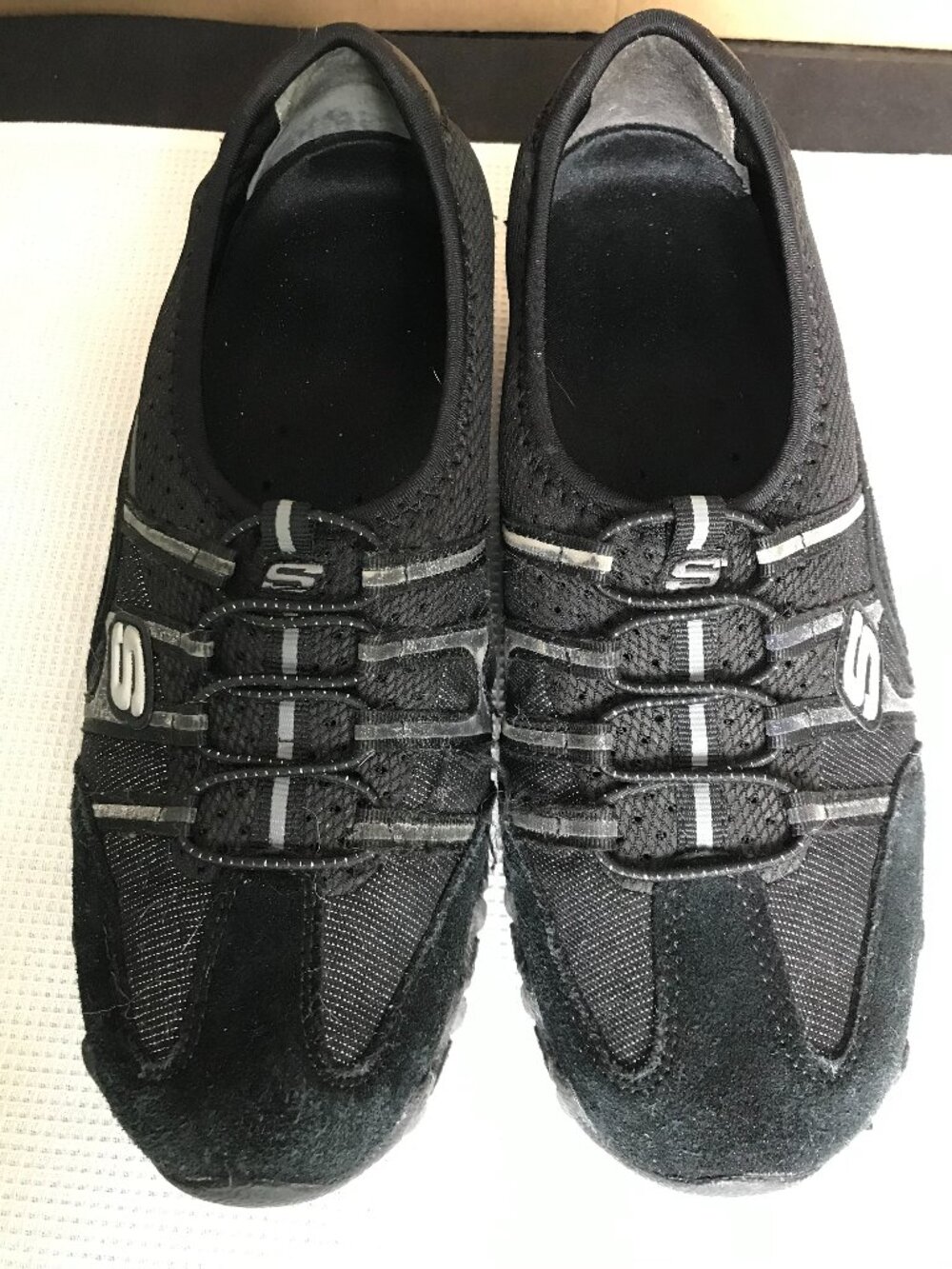 SKECHERS 21224 Black and silver Slip On Casual Active Shoe, Size 8